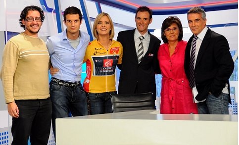 Nico de Vicente, segundo por la izquierda, junto a sus compañeros de Informativos.