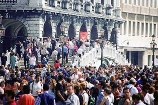 Prohíbe temporalmente las lanchas motoras