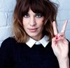 Alexa Chung lanza su línea de maquillaje