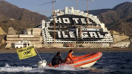 La Junta se hace con el suelo de El Algarrobico