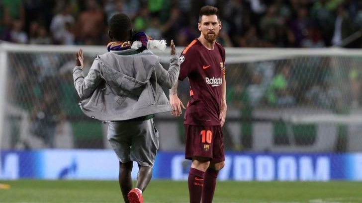 Se hace viral por besar los pies de Messi en territorio de Cristiano Ronaldo