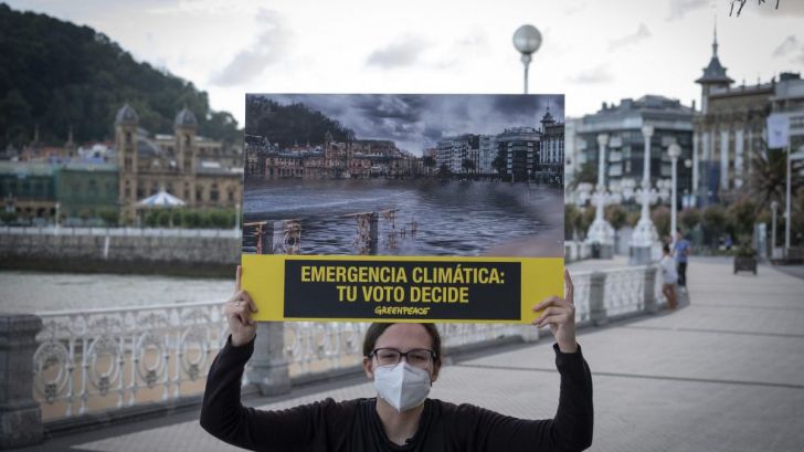 Greenpeace hace desaparecer La Concha para pedir que se vote pensando en el planeta