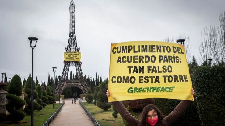 Greenpeace: 'El cumplimiento del Acuerdo de París es tan falso como esta torre'