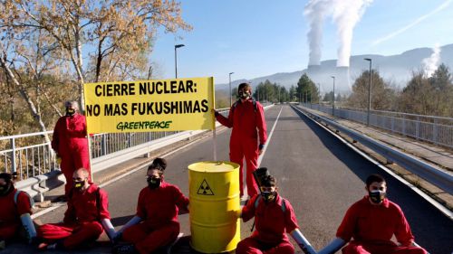 Activistas de Greenpeace se encadenan en el acceso a la central nuclear de Cofrentes