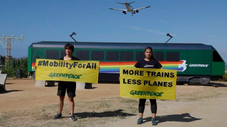 Greenpeace lleva un tren al Aeropuerto de Barcelona-El Prat para exigir 'Más Trenes y Menos Aviones'