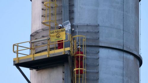 Acción de Greenpeace contra Naturgy para denunciar que quema gas ruso