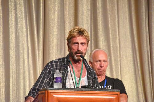 McAfee amenaza con desvelar la identidad del creador del bitcoin