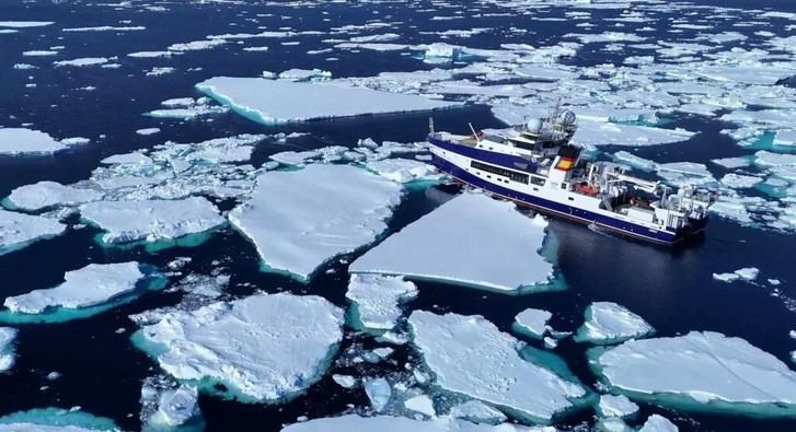 El 'Odón de Buen', primer buque español que rompe hielo en la Antártida