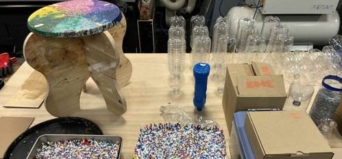 La UCA convierte plásticos reciclados en mobiliario urbano sostenible