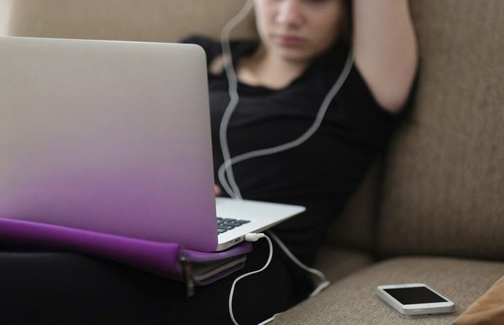 Los efectos de la tecnología en adolescentes varían según género y uso