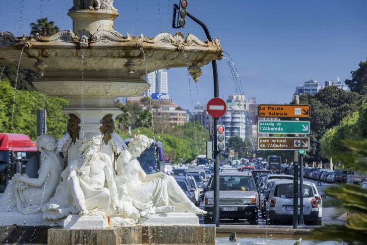 Desarrollan un sistema de IA para predecir contaminación por tráfico en Valencia