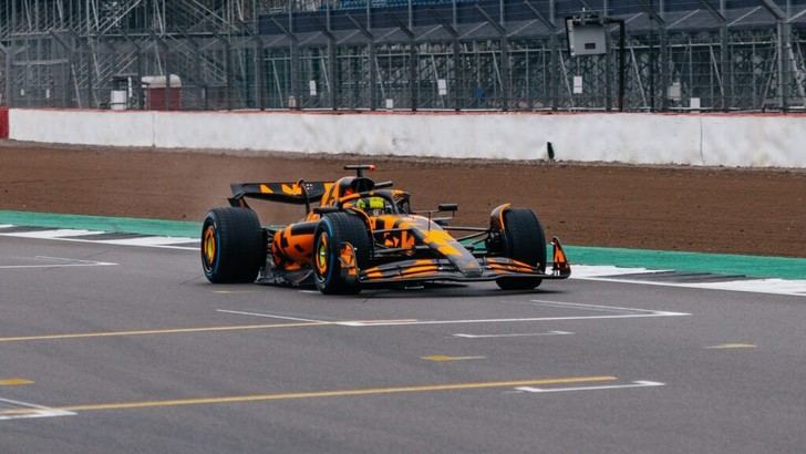 McLaren presenta su nuevo MCL39 en su primera prueba en pista antes de la temporada 2025
