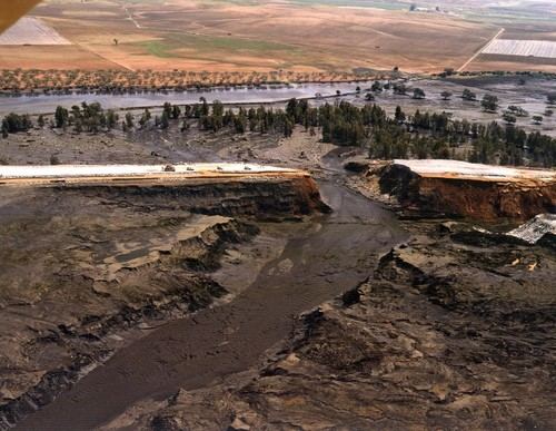 Protestan contra los vertidos mineros al río Guadalquivir en Aznalcóllar