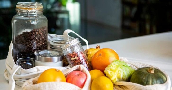 Greenpeace demanda acciones contundentes contra el plástico y critica excepciones en frutas y verduras