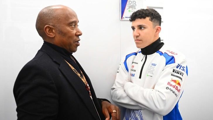 Anthony Hamilton apoya a Isack Hadjar tras su accidente en el Gran Premio de Australia