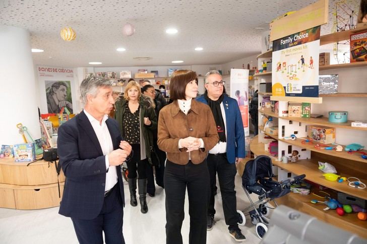 Diana Morant recorre el Instituto Tecnológico de Producto Infantil y Ocio en Ibi