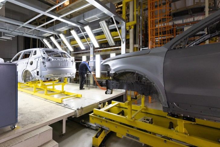 Producción de vehículos en noviembre se desploma un 18,1%