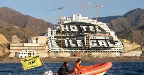 Greenpeace muestra escepticismo tras avance en la demolición del Algarrobico