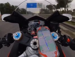 El arrestado llegó a publicar hasta cuatro vídeos en los que mostraba como la motocicleta superaba los 300 kilómetros por hora o los 100 en un tramos regul